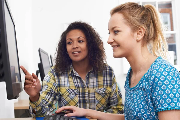 Affärskvinna som ger datautbildning i Office — Stockfoto