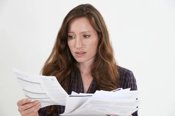 Studio Plan d'une femme inquiète regardant des projets de loi — Photo