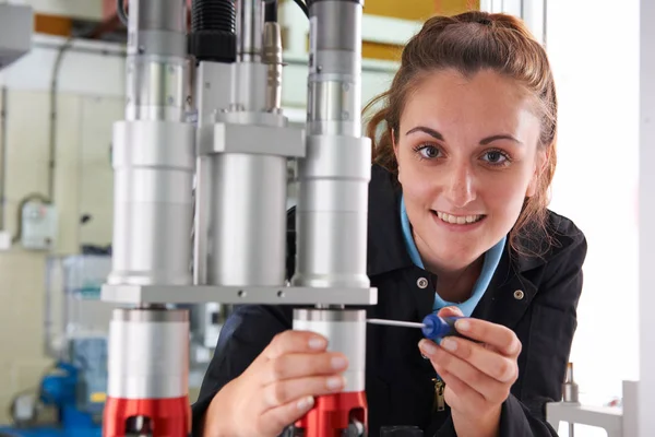 Ingeniera joven trabajando en la máquina en fábrica — Foto de Stock