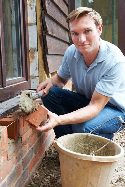 Portret van bouwvakker houdende van bakstenen — Stockfoto