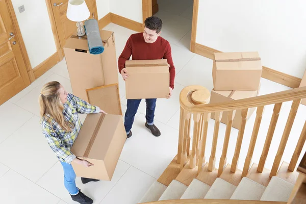 Young Couple Moving In To New Home — Stock Photo, Image