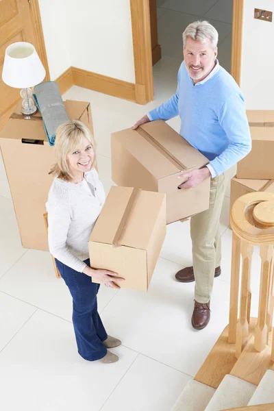 Mature Couple Moving In To New Home — Stock Photo, Image