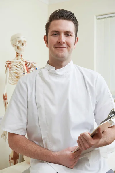 Portret van osteopaat In raadpleging van de kamer — Stockfoto
