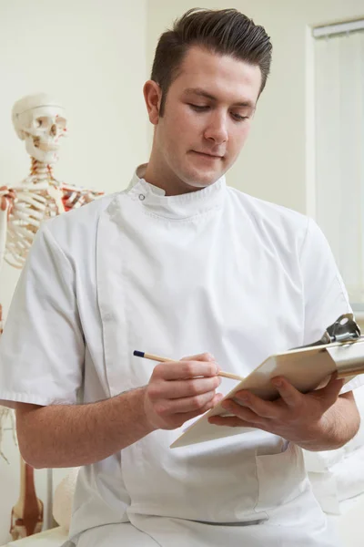 Portret osteopatii w konsultacji z pokoju — Zdjęcie stockowe