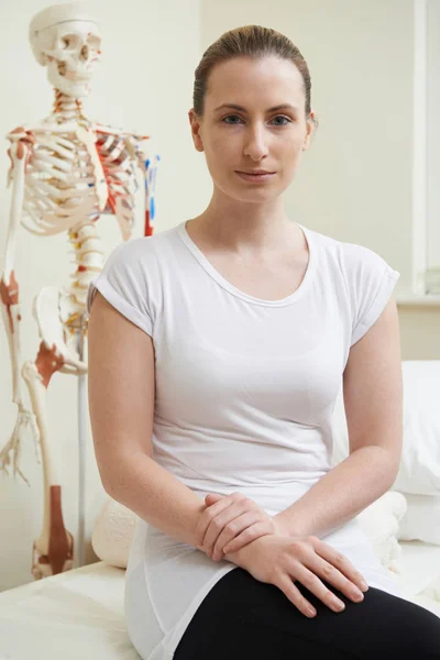 Portret van vrouwelijke osteopaat In raadpleging van de kamer — Stockfoto