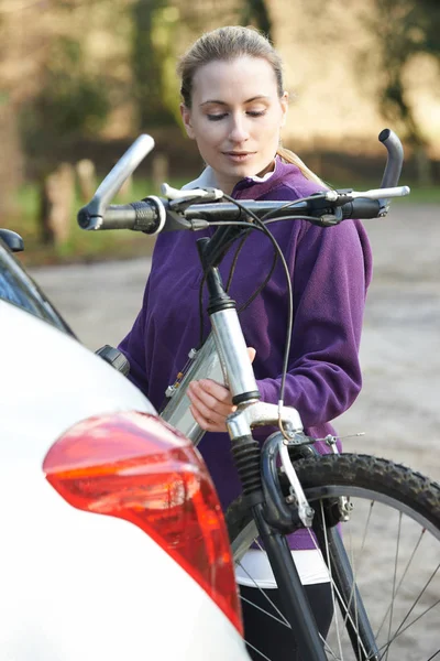 車のラックから女性サイクリストをマウンテン バイク — ストック写真