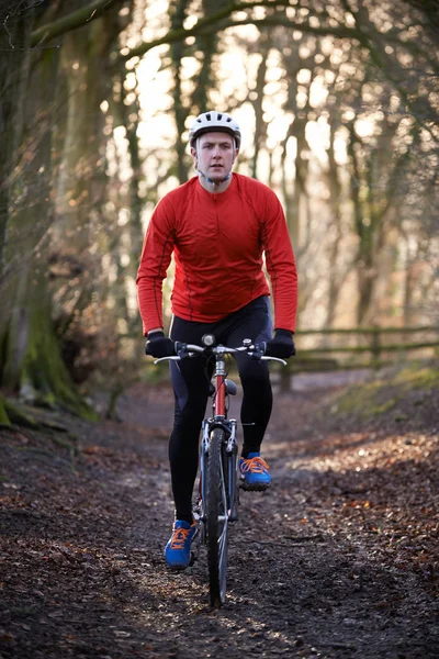 Man Riding Mountain Bike através de florestas — Fotografia de Stock