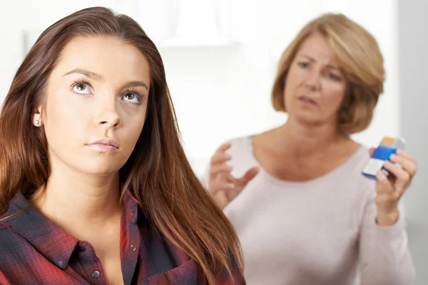 Madre hablando con la hija adolescente sobre los peligros de fumar —  Fotos de Stock