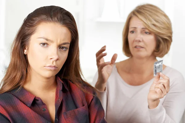 Madre hablando con la hija adolescente sobre la anticoncepción — Foto de Stock