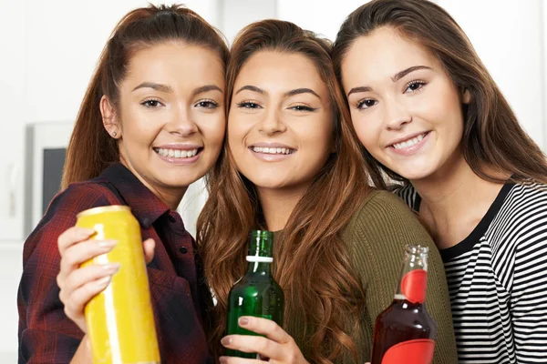 Grupp tonåriga flickor dricka alkohol på fest — Stockfoto