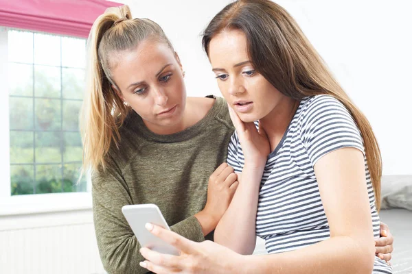 Дівчина-підліток з другом знущається текстовим повідомленням — стокове фото