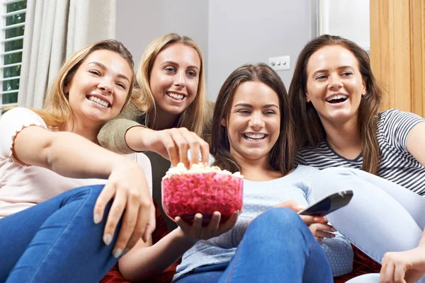 Gruppo di amiche adolescenti che guardano la televisione a casa — Foto Stock