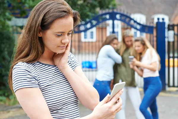 Adolescente chica siendo intimidado por mensaje de texto — Foto de Stock