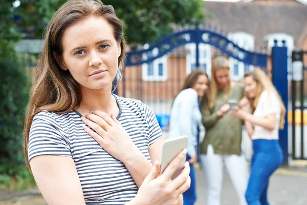 Adolescente chica siendo intimidado por mensaje de texto — Foto de Stock