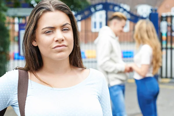 Teenager-Mädchen eifersüchtig auf junges Paar außerhalb der Schule — Stockfoto