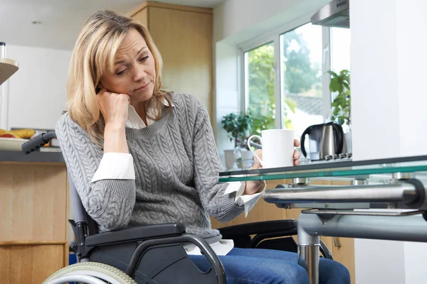 Depressieve vrouw om thuis te zitten In rolstoel — Stockfoto