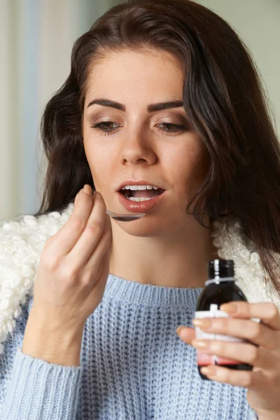 Femme avec le rhume prenant la médecine sur la cuillère — Photo