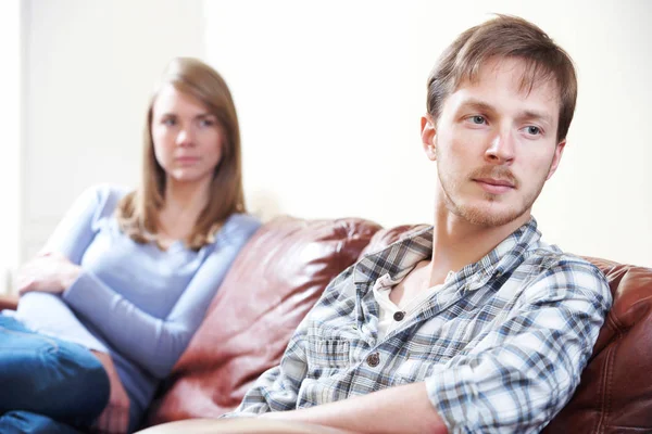 Paar mit Beziehungsschwierigkeiten sitzt auf Sofa — Stockfoto