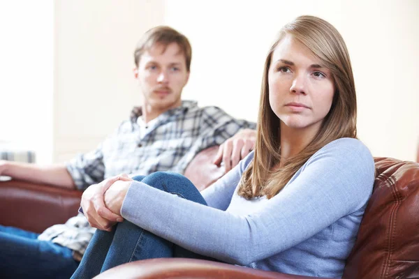 Casal com dificuldades de relacionamento sentado no sofá — Fotografia de Stock