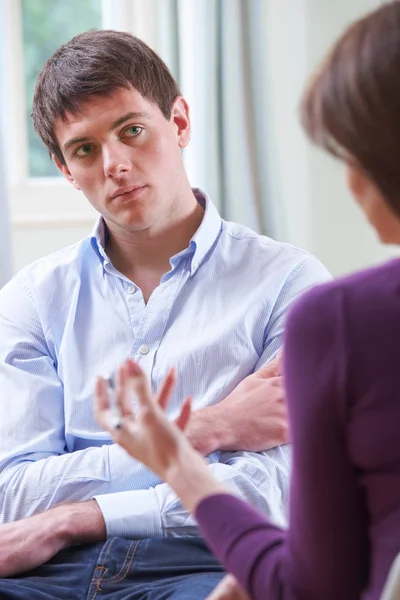 Jovem deprimido conversando com o conselheiro — Fotografia de Stock