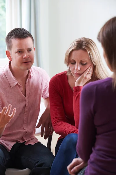 Pareja Discutiendo Problemas Con Consejero de Relaciones — Foto de Stock