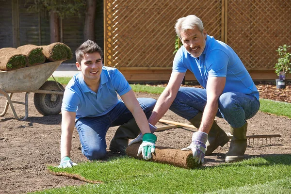 Landscape Gardeners Laying Turf For New Lawn — Stock Photo, Image