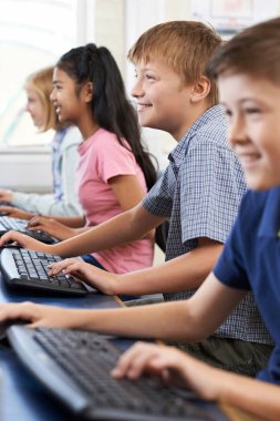 İlköğretim öğrencilerin bilgisayar sınıfı 