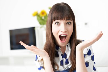 Genç kadın şok hareketi el ile yapma