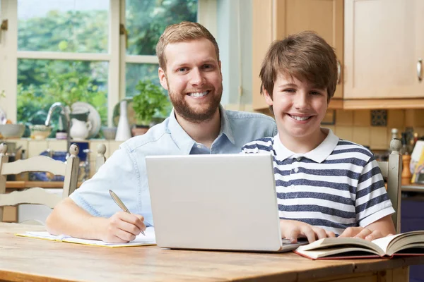 Masculino casa tutor ajudando menino com estudos — Fotografia de Stock