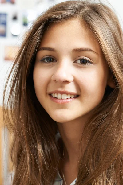 Retrato de menina adolescente sorridente em casa — Fotografia de Stock