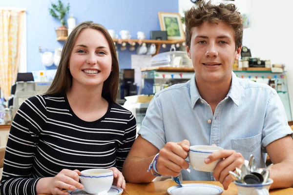 Группа портрета подростковой пары на встрече в кафе — стоковое фото