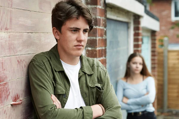 Retrato de casal adolescente infeliz no cenário urbano — Fotografia de Stock