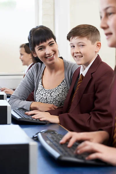 Alunos em classe de computador com professor — Fotografia de Stock