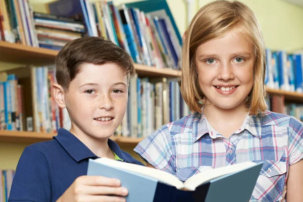 Kitaplığındaki kitap okuma öğrenci portresi