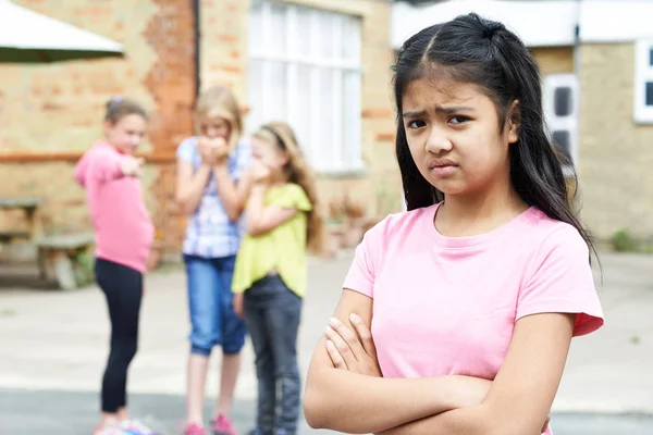 Menina infeliz sendo Gossiped sobre por amigos da escola — Fotografia de Stock