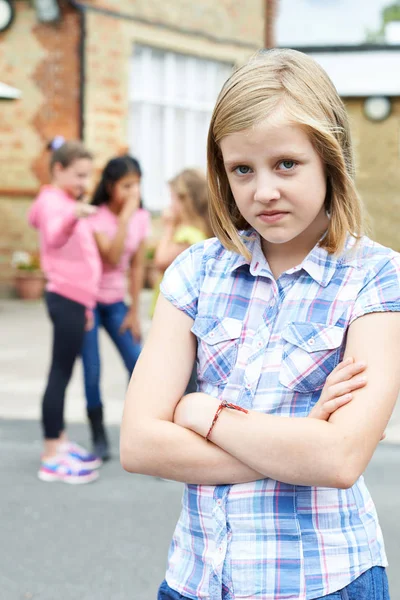 Infeliz chica siendo chismoso acerca de por escuela amigos — Foto de Stock