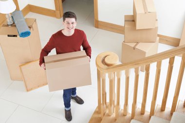 Yeni evine taşıdıktan genç adam portresi