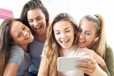 Grup, Selfie cep telefonu alarak genç kız