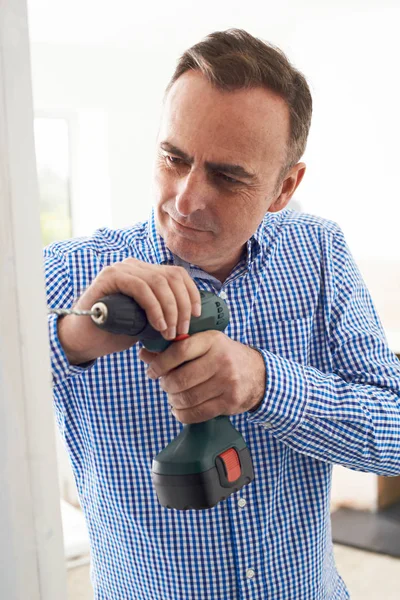 Homem usando broca elétrica em casa projeto de renovação — Fotografia de Stock