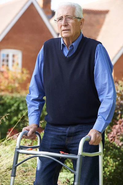 Hombre mayor deprimido usando marco de caminar al aire libre — Foto de Stock