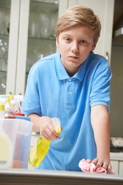 Menino infeliz ajudando a limpar a casa — Fotografia de Stock