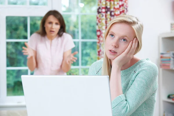 Mère argumentant avec la fille adolescente sur l'activité en ligne — Photo