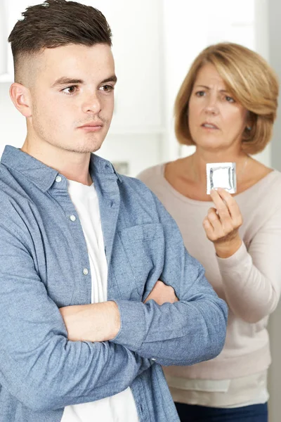 Mother Talking To Teenage Son About Contraception — Stock Photo, Image