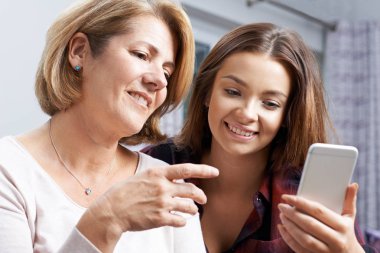 Genç kızı gösteren anne nasıl kullanım cep telefonu için
