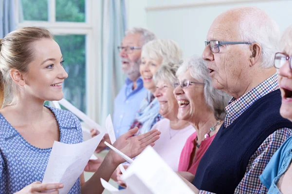 Groep Senioren Met Leraar Zingen Koor Samen — Stockfoto