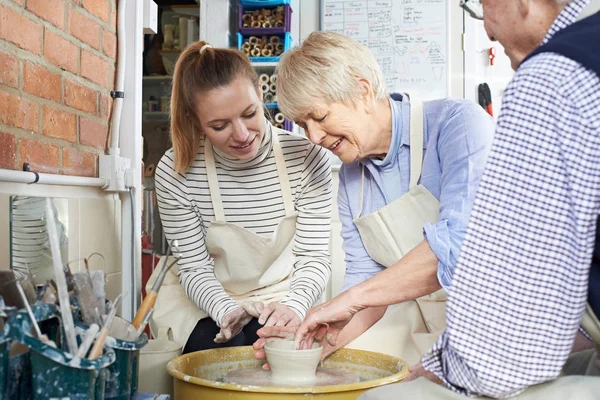 Seniorzy z nauczycielem w klasie ceramiki — Zdjęcie stockowe