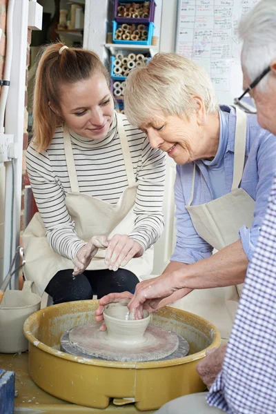 Anziani con insegnante in classe di ceramica — Foto Stock