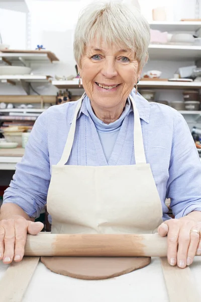 Senior Woman Rolling Out Clay In Pottery Studio — Stock Photo, Image