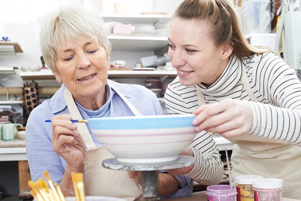 Ciotola decorativa donna anziana con insegnante in classe di ceramica — Foto Stock