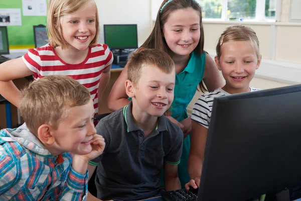 컴퓨터 클래스에서 초등 학생의 그룹 — 스톡 사진
